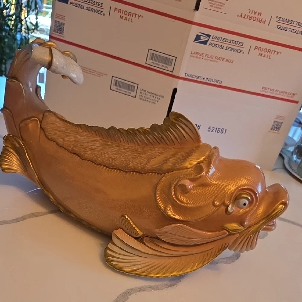 Elegant Gold and White Fish Figurine.for OGGETTI.
